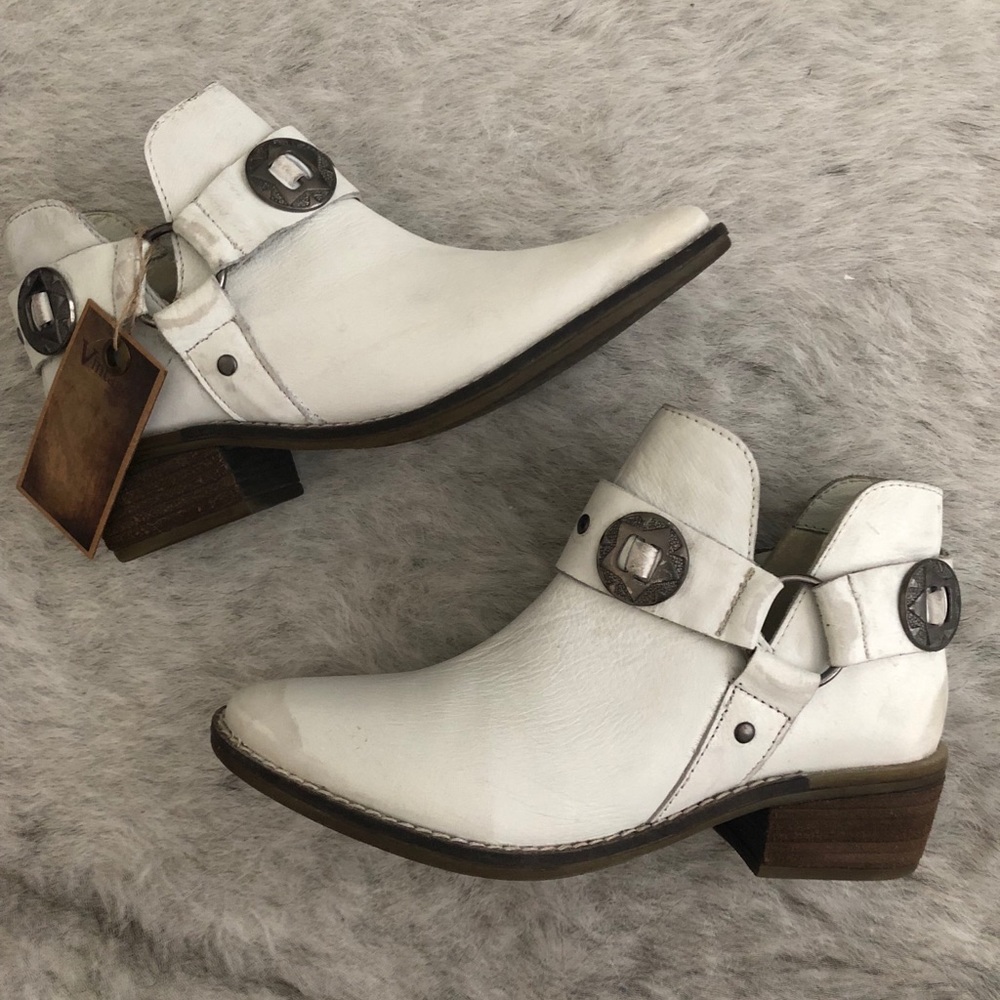 VINTAGE WHITE BOOTIES